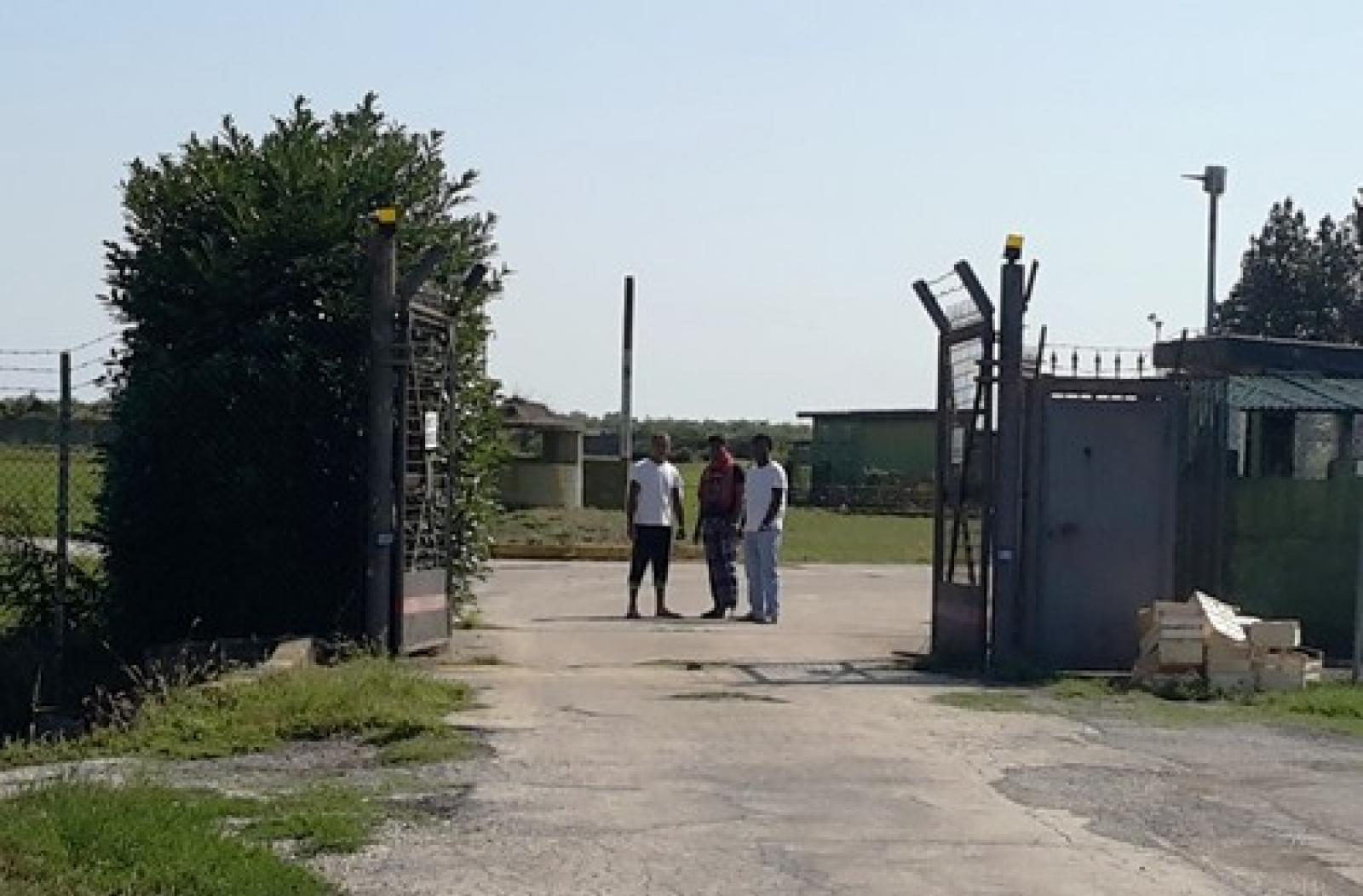 Hub dei profughi, assolti i prefetti