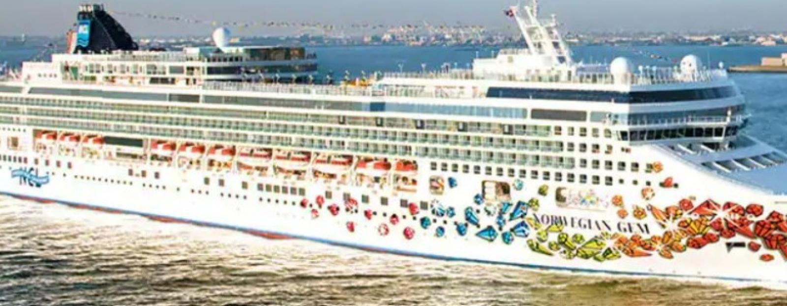 La nave da crociera in rada, i turisti arrivano a Venezia col lancione