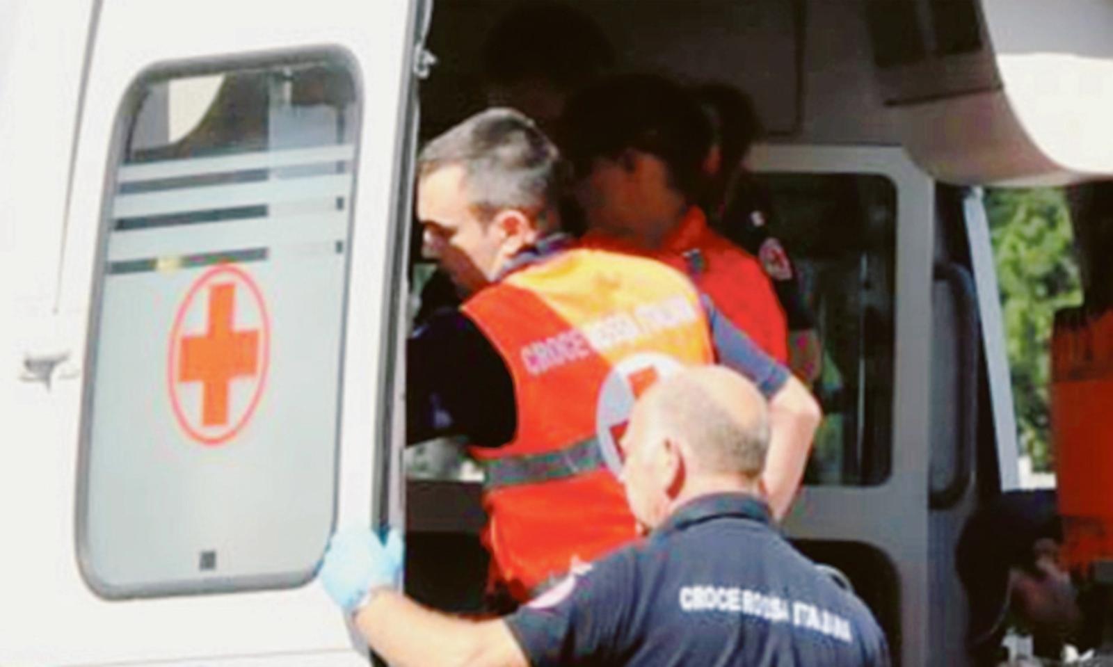 Auto centra 22enne in scooter