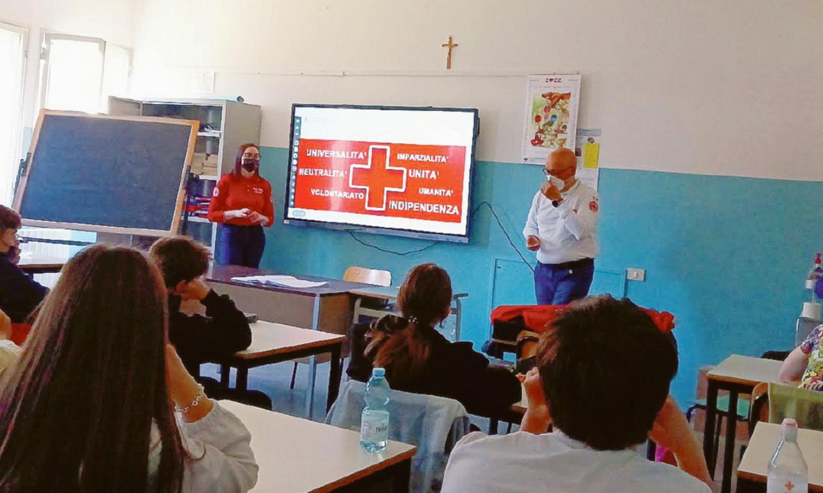Croce rossa italiana torna in tour tra le classi