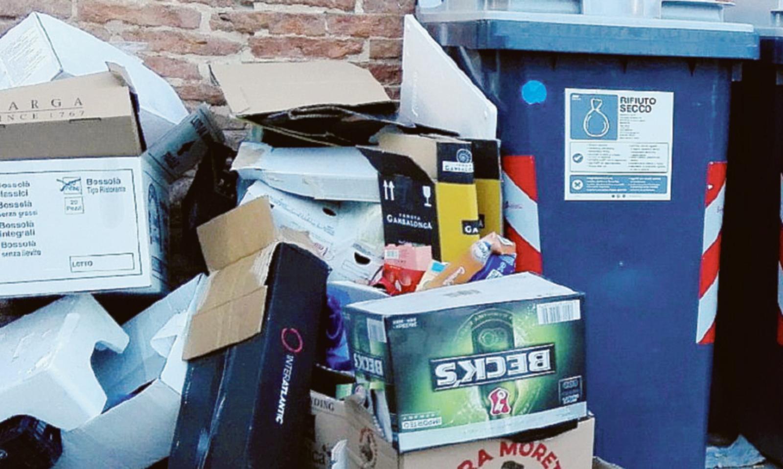 Rifiuti irregolari, boom di multe