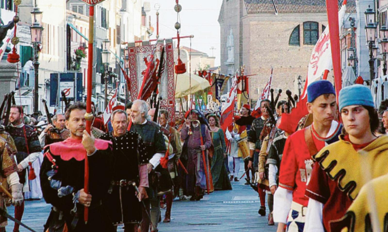 Parte la due giorni del Palio la citt&agrave; piomba nel 1379