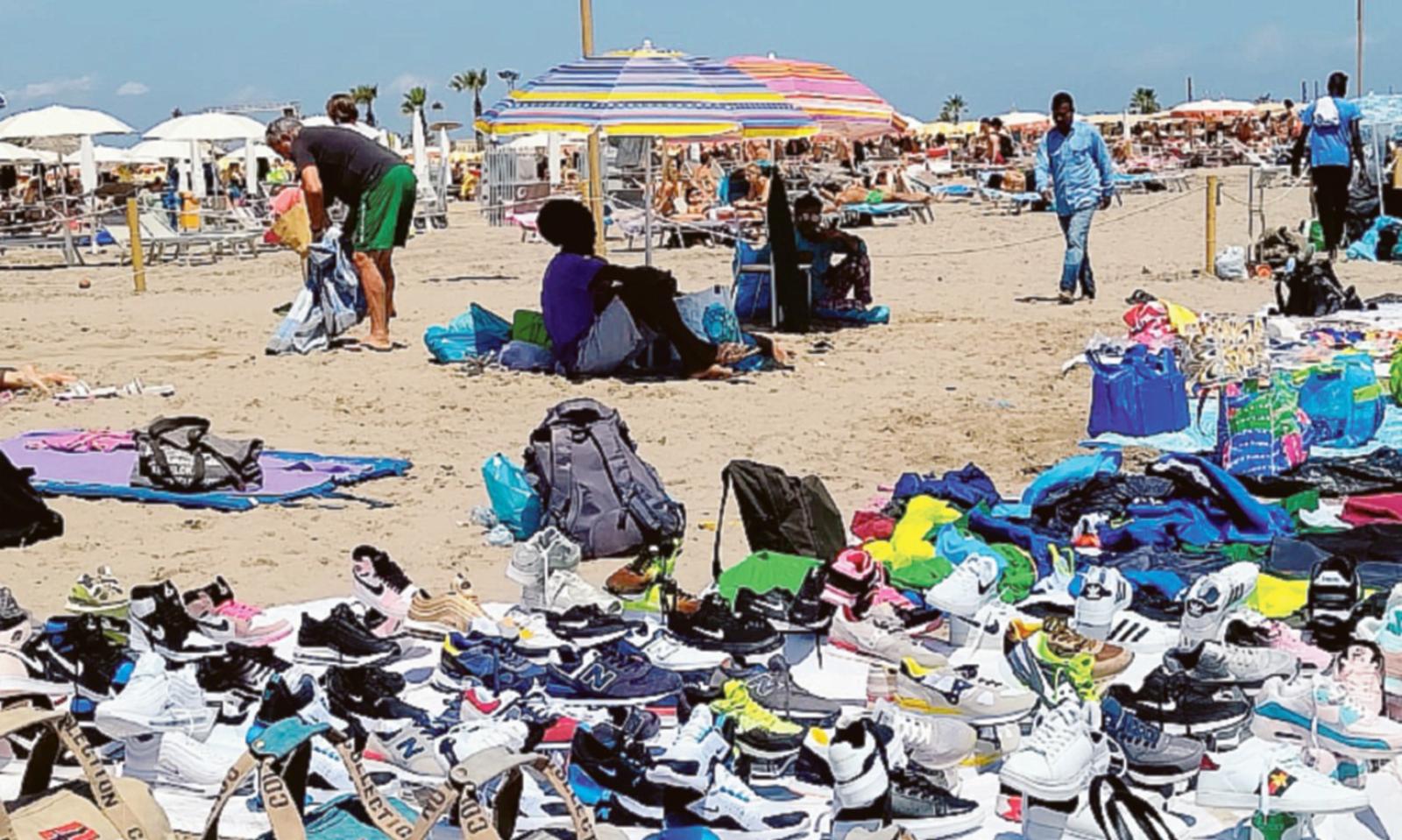 Abusivi in spiaggia, lotta senza confini