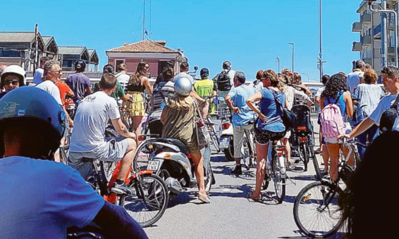Tutti bloccati al ponte: turisti e lavoratori in coda