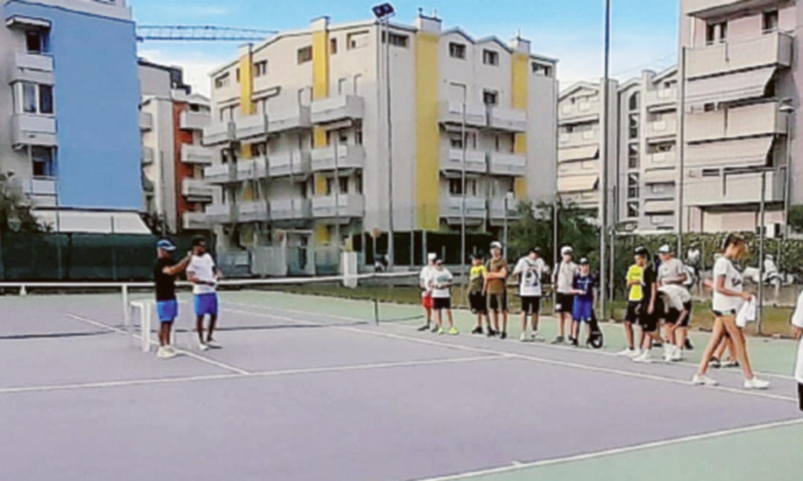 Cresce il campo da tennis "Casa Libera"