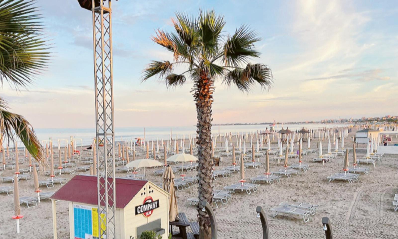 Gli operatori si rialzano, dopo la tempesta