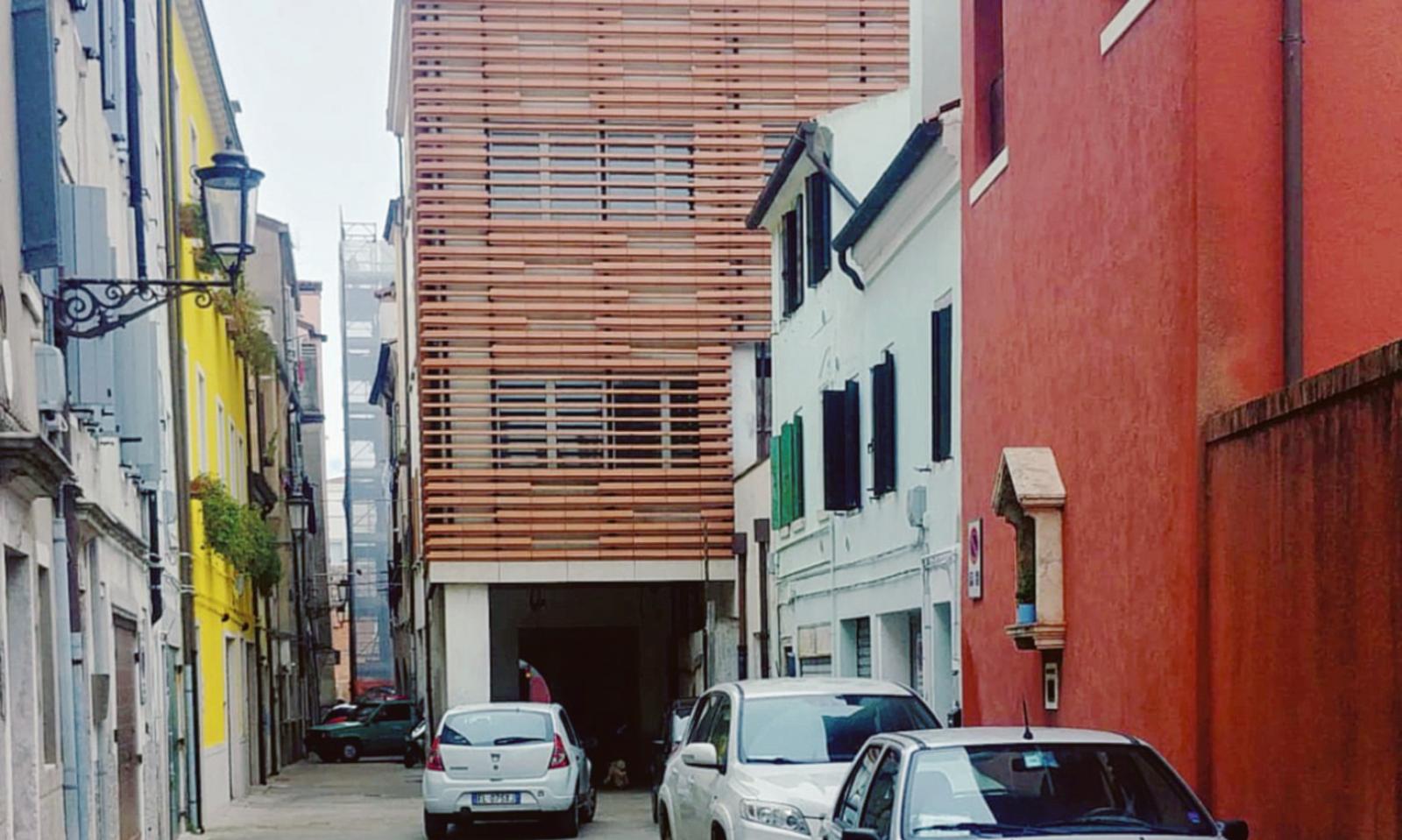 Ex cinema Astra sul tetto tappeto di guano da smaltire