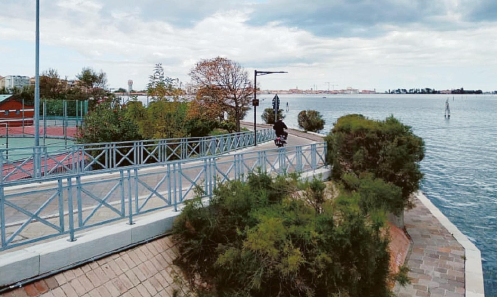 La passeggiata del Lusenzo invasa dalle moto