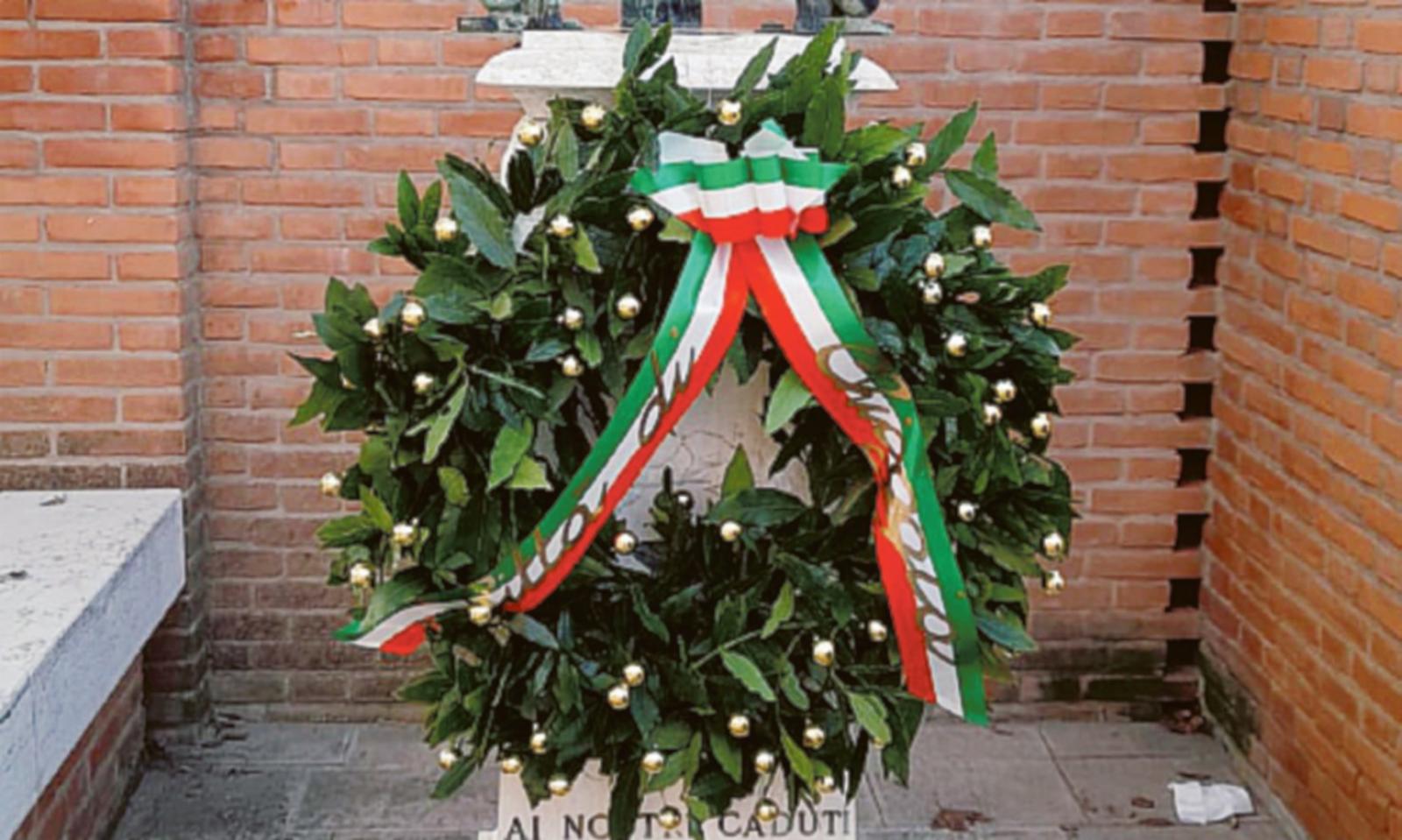 Fiori ai monumenti in memoria dei Caduti