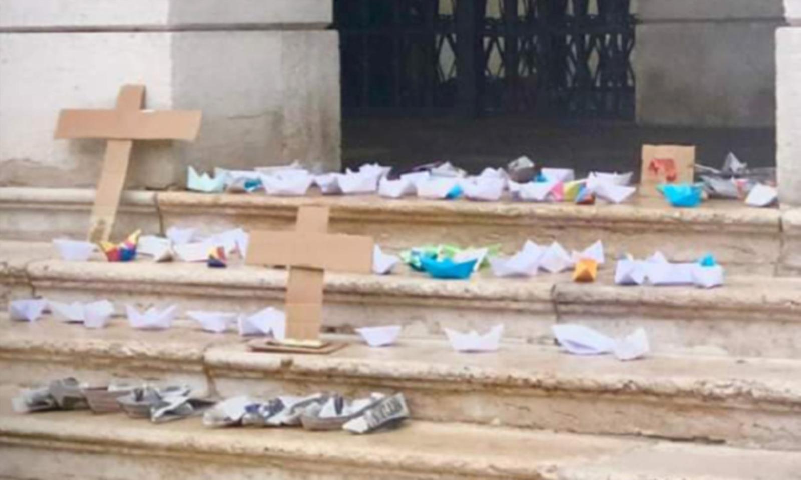 Barchette di carta davanti al municipio contro il blocco navale