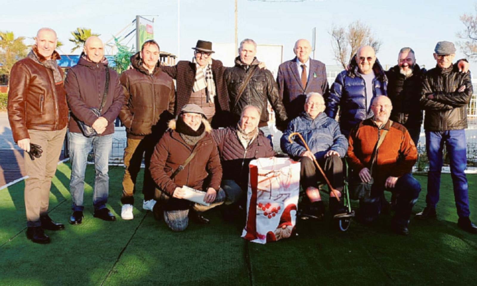 Dai ragazzi del &rsquo;61 un grande omaggio allo storico insegnante: &ldquo;Grazie, maestro&rdquo;