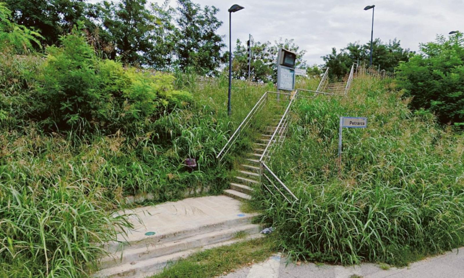Teppisti lanciano sassi in strada dalla pensilina della ferrovia