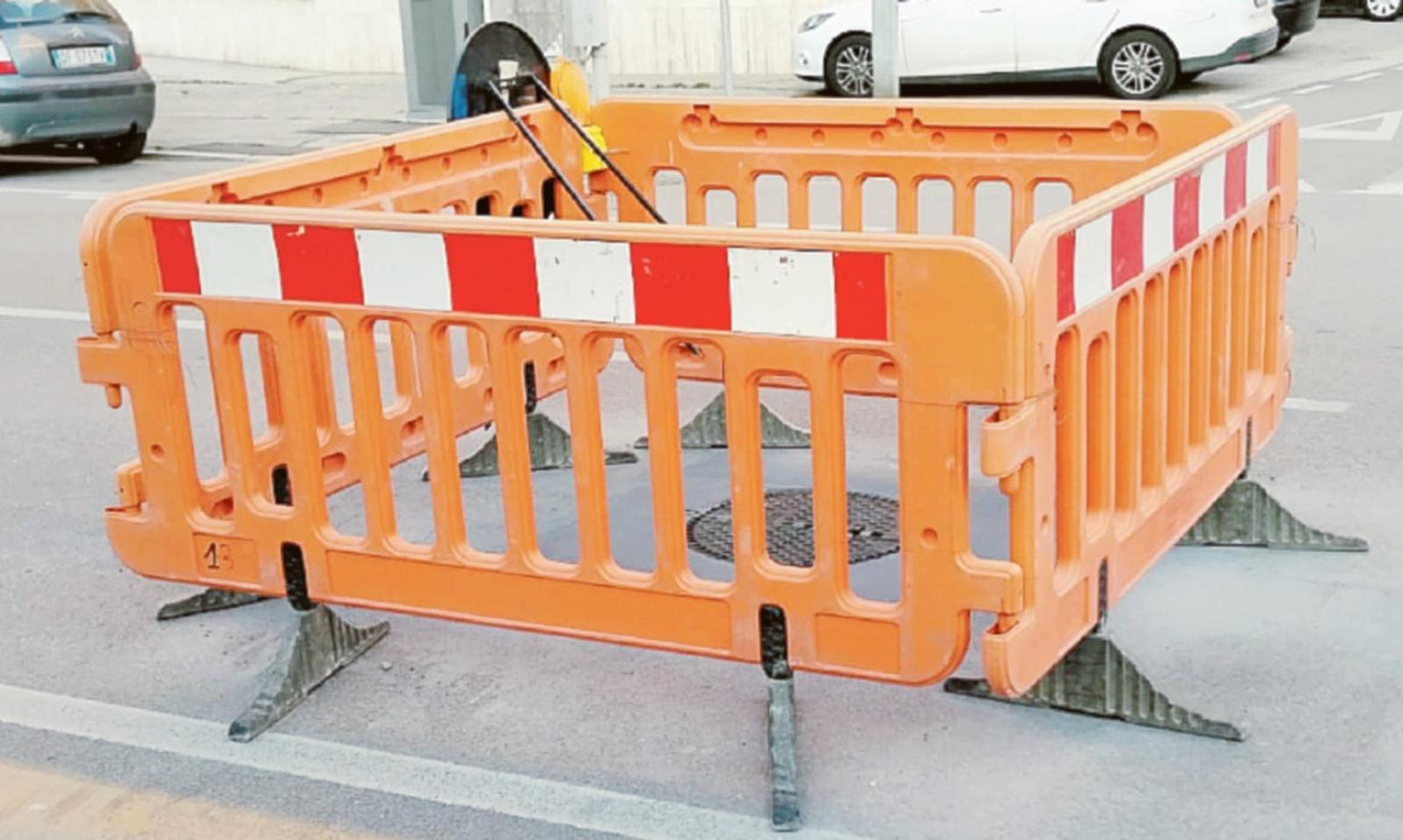 Via Granatieri di Sardegna, recintato un tombino: traffico nel caos