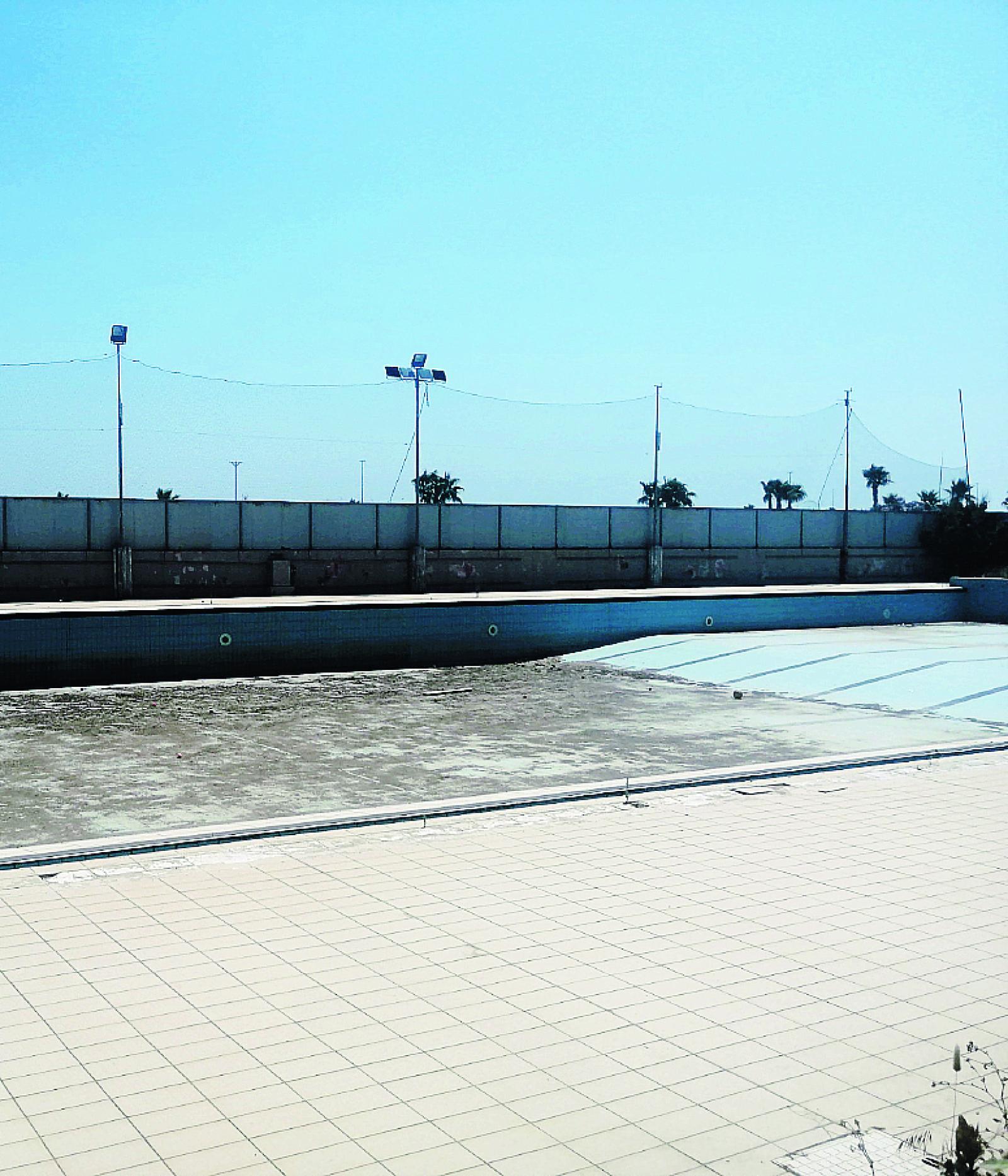 La piscina rimarr&agrave; abbandonata