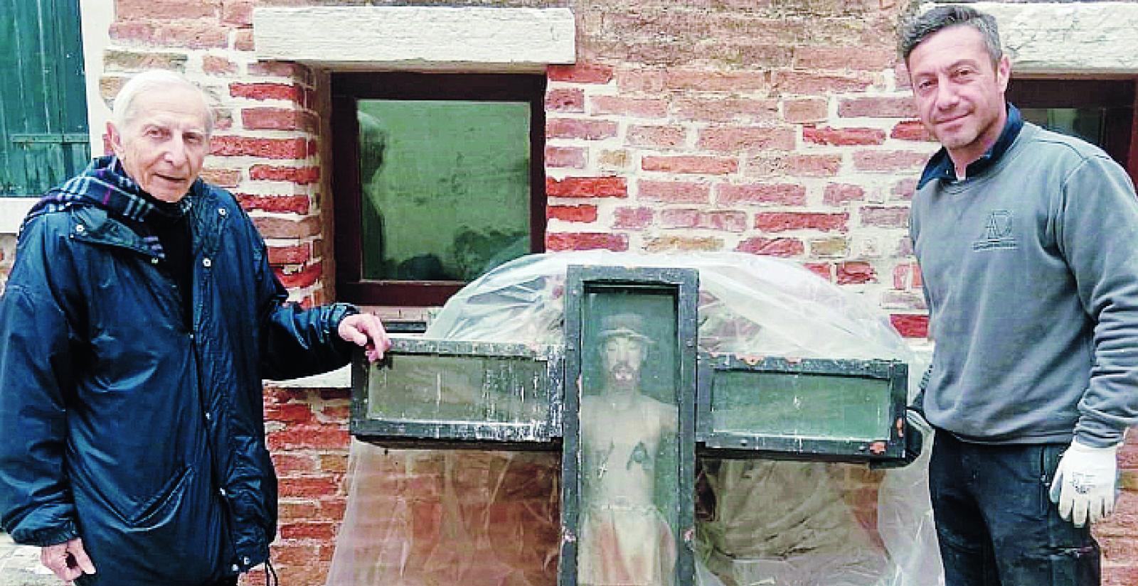 Il "crocefisso in gonnella" in dono alla Curia locale