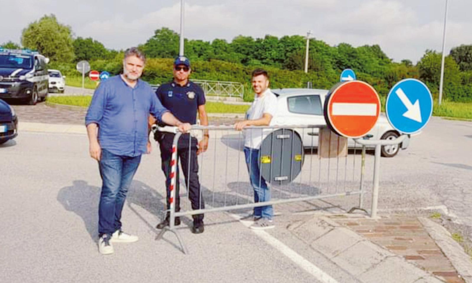 Il sindaco fa il vigile, altol&agrave; ai pendolari all'ingresso di Valli