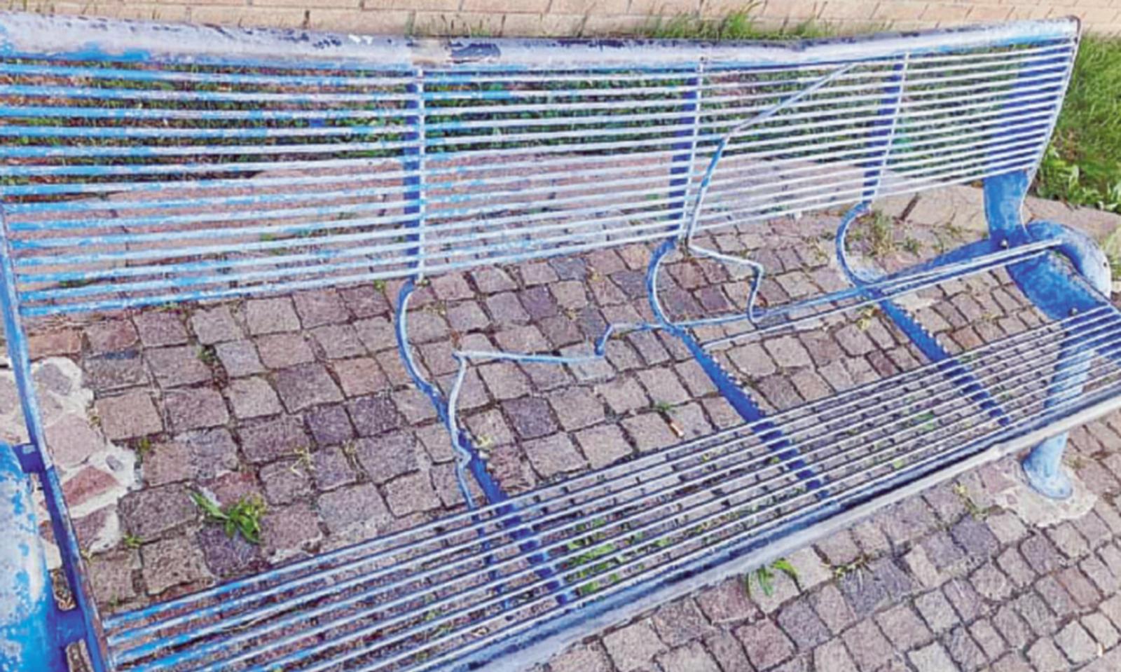Vandali in passeggiata Lusenzo: panchina distrutta