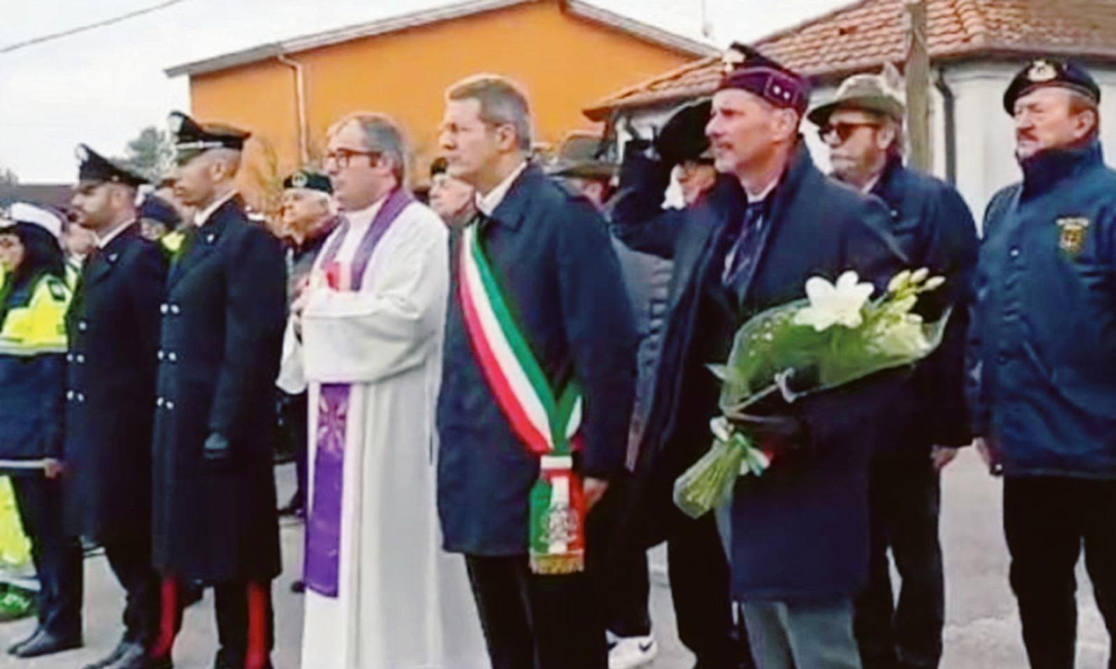 Fiori e onore per i caduti di Nassiriya