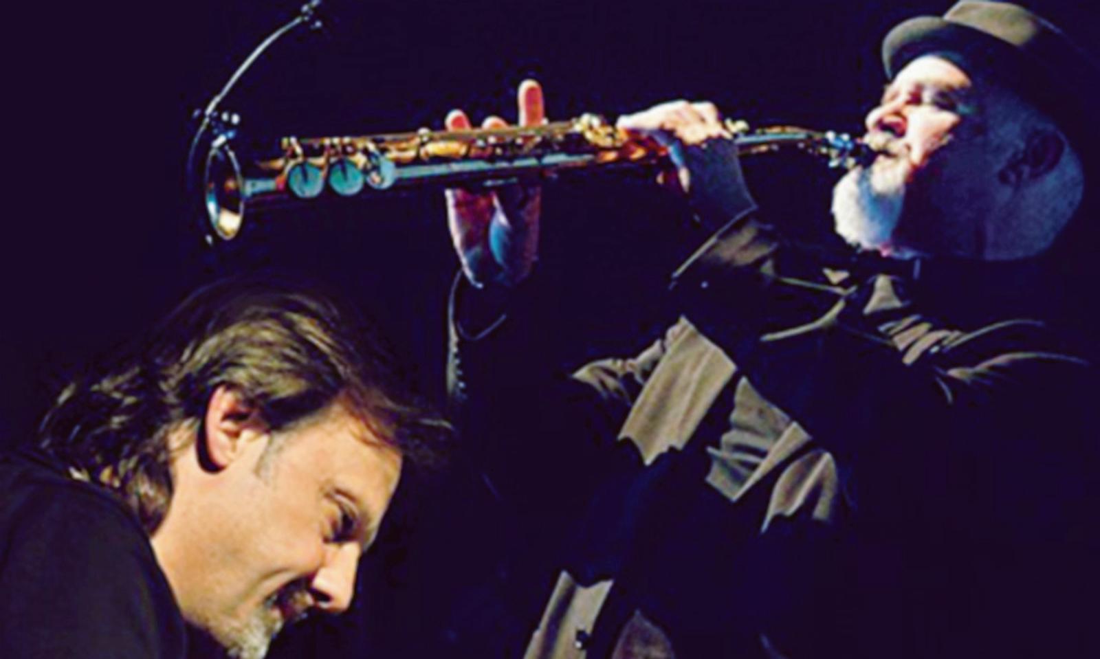 Duo jazz in auditorium