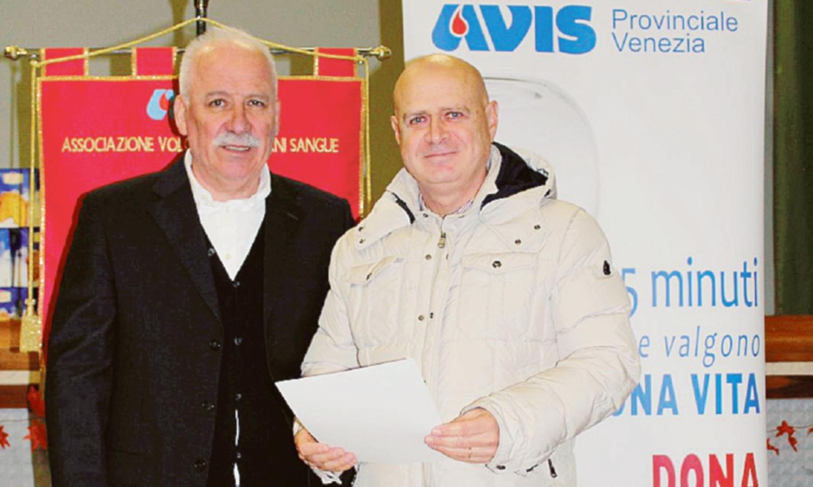 Avis premia i generosi donatori