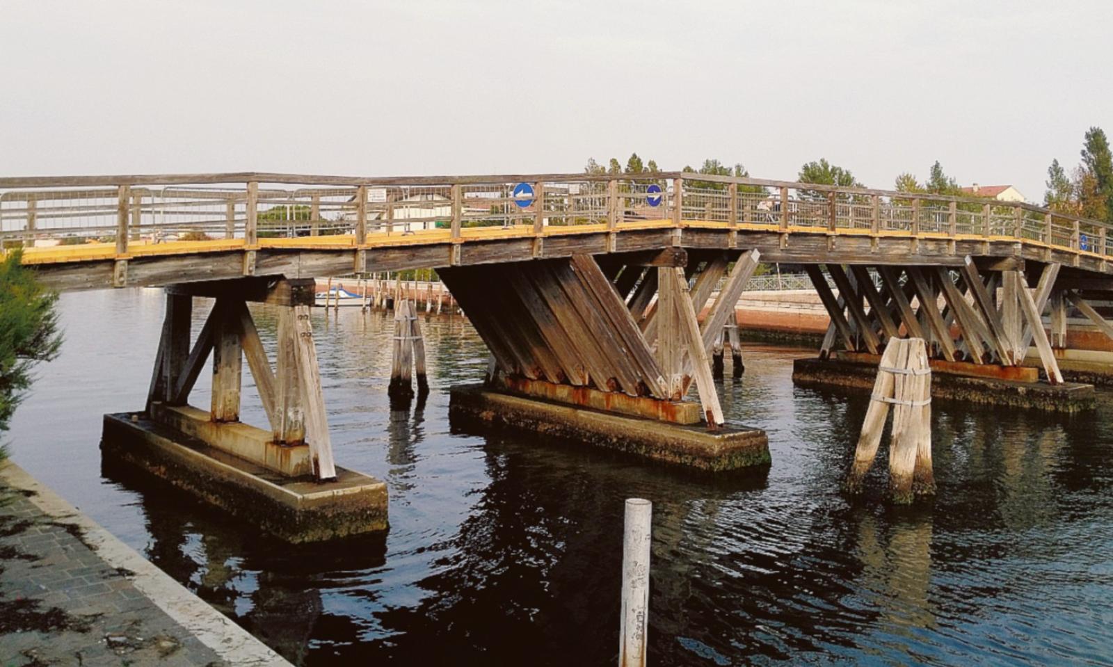 Pronti a sistemare il ponte di legno