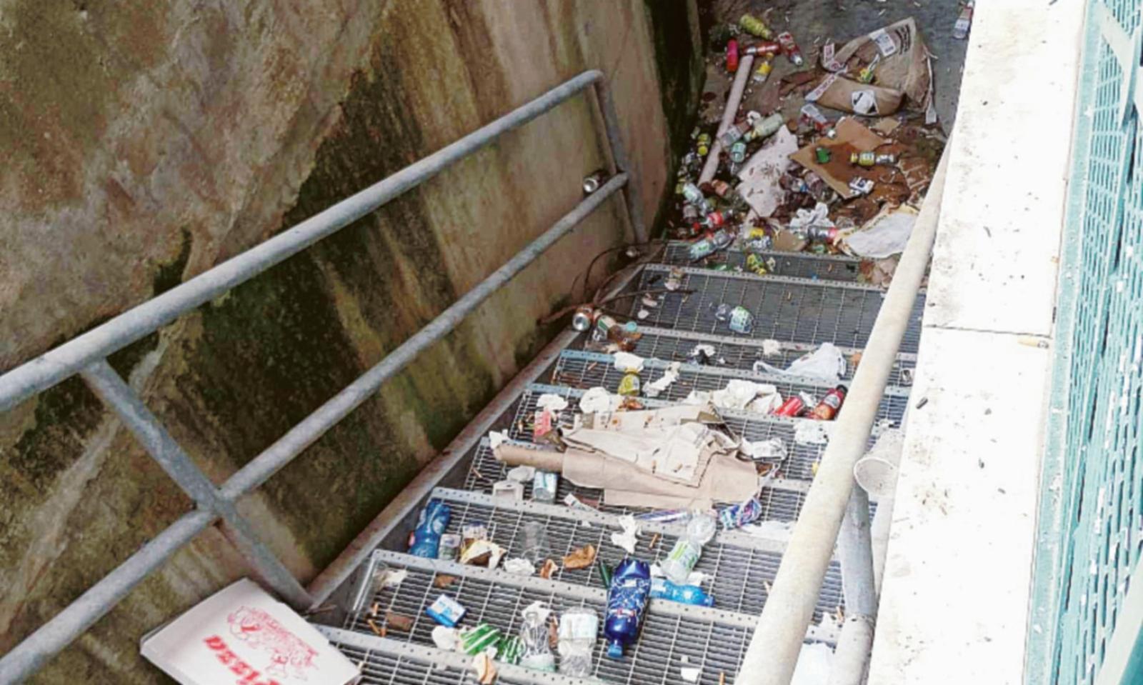 Piazza Bersaglieri &egrave; una discarica