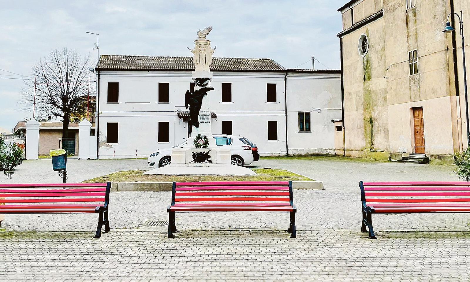 Panchine rosse per dire &ldquo;mai pi&ugrave;&rdquo;