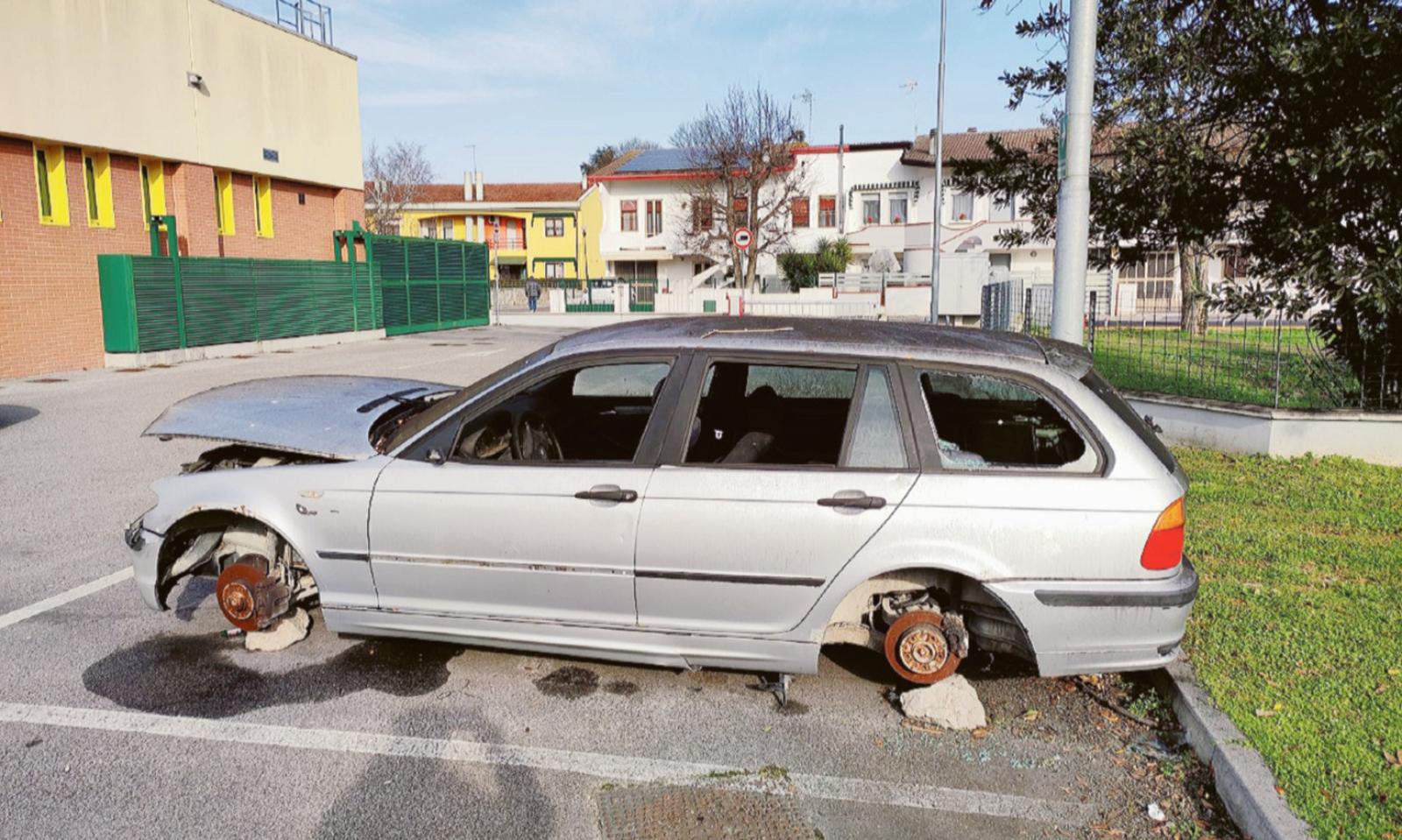 L&rsquo;auto diventa discarica abusiva