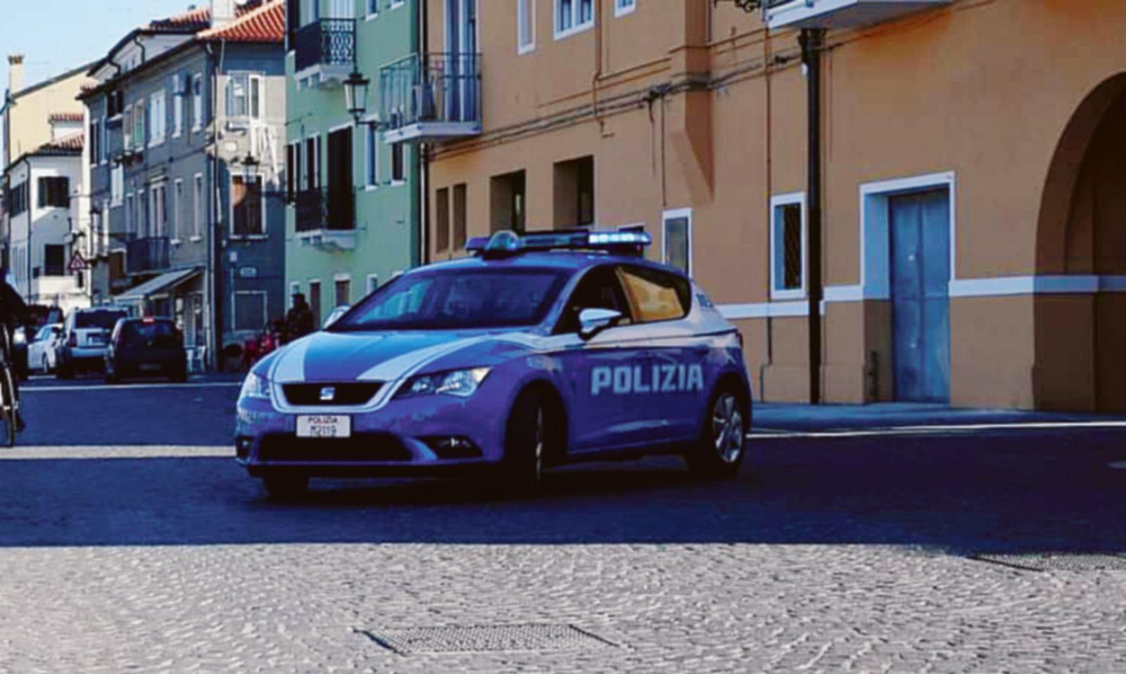 Disturba e molesra i turisti, arrestato un uomo