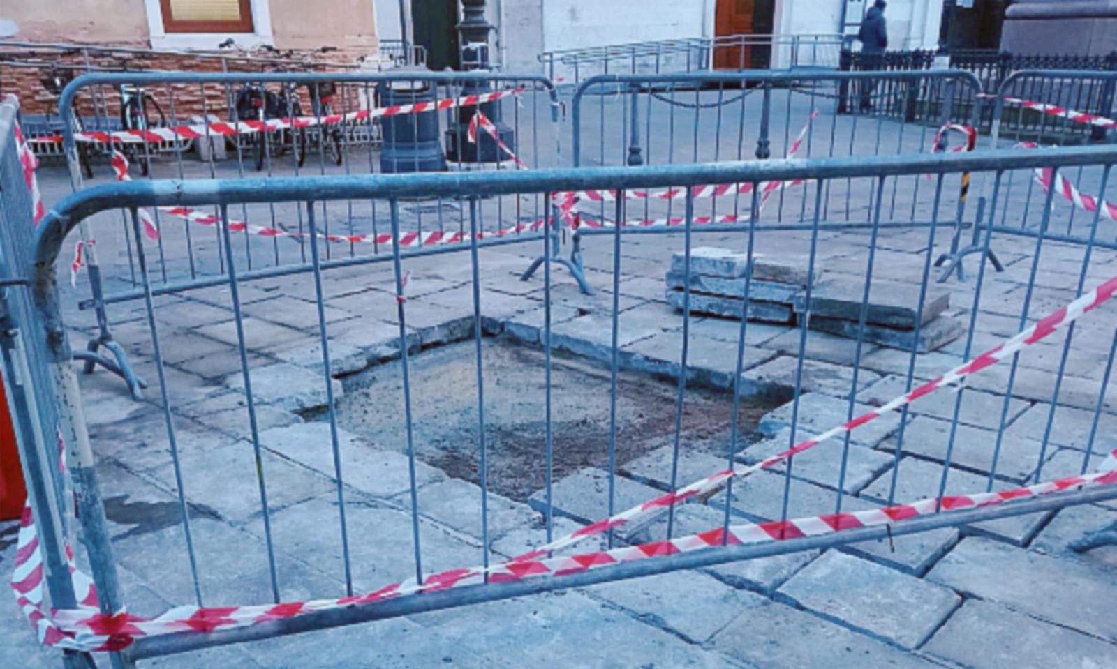 Operai al lavoro sulle buche del Corso