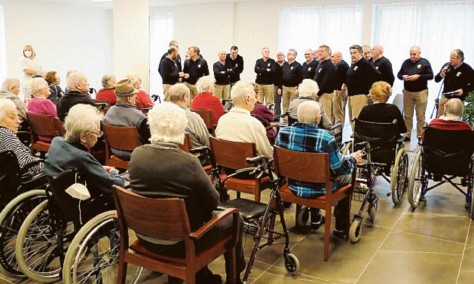 Il coro della Soldanella intrattiene i nonni dell&rsquo;Ipab