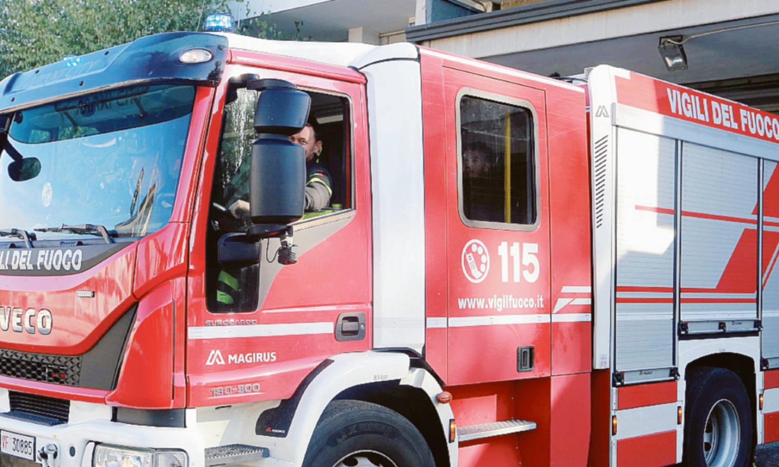 Marghera, l'auto va a fuoco il conducente riesce a mettersi in salvo