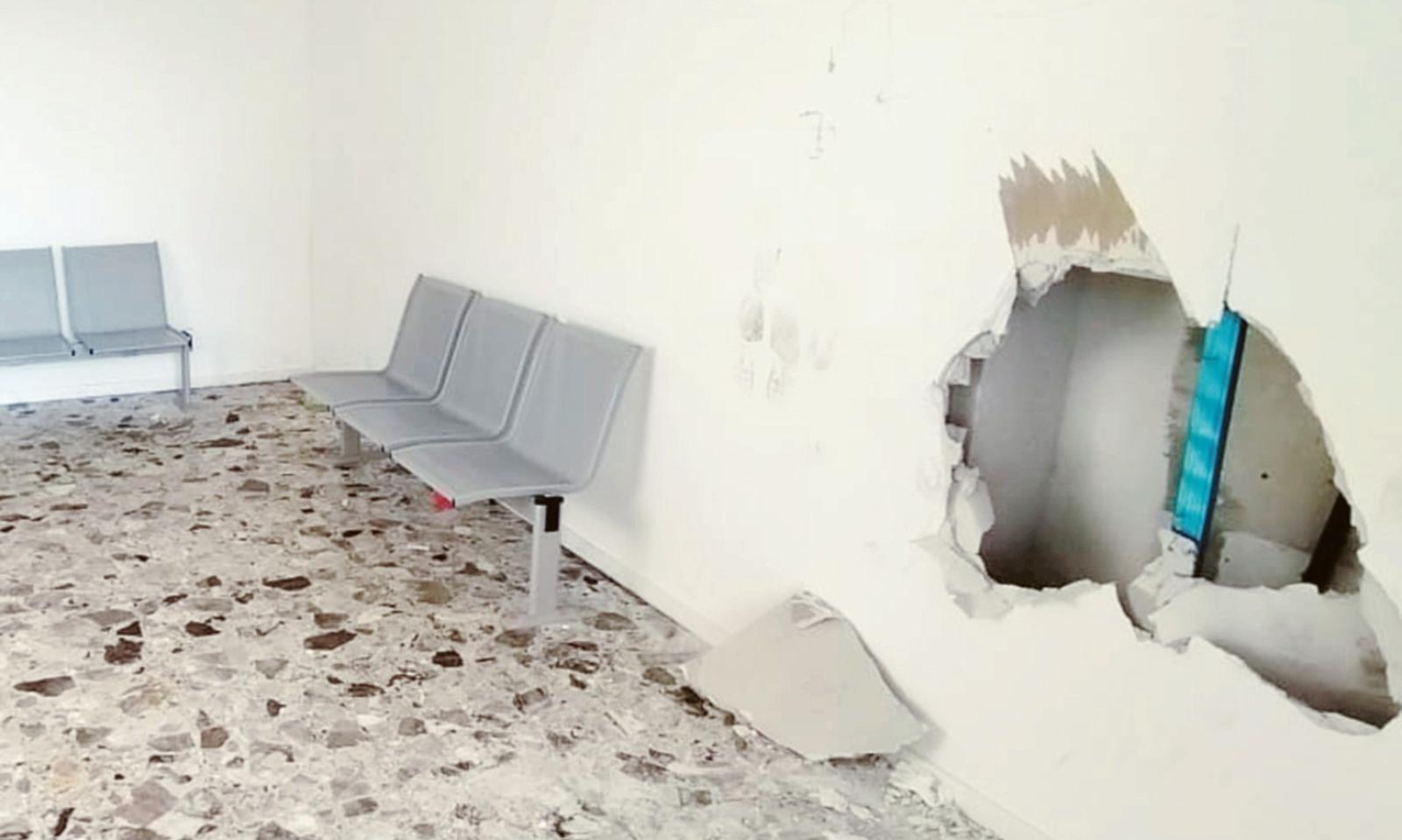 I vandali devastano la stazione