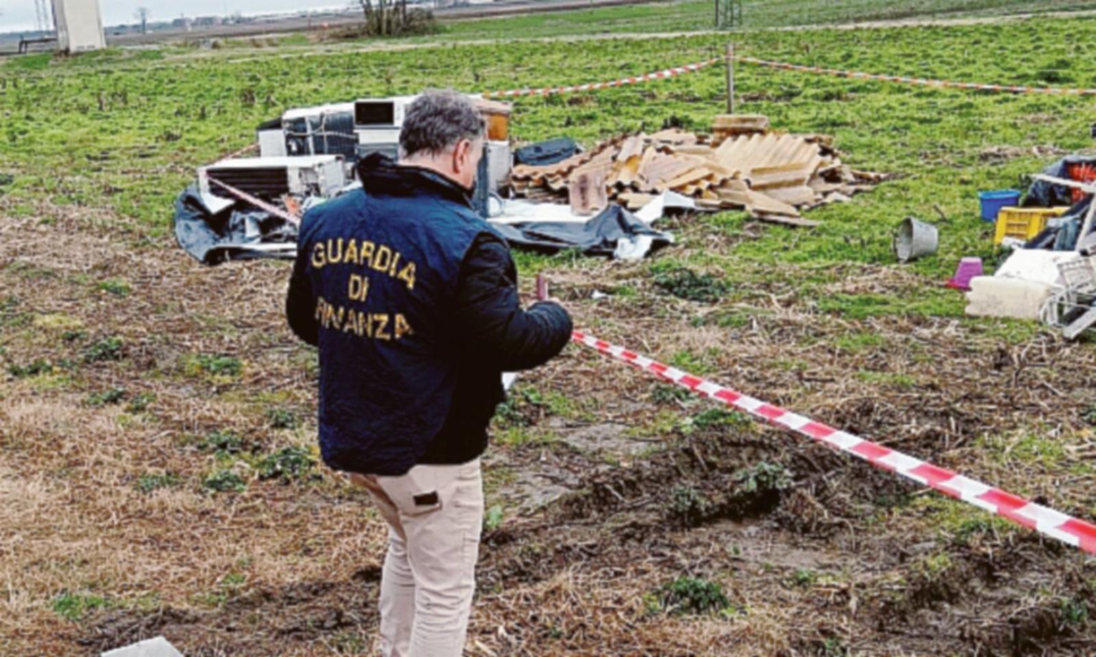 Una discarica abusiva da seimila chili avvistata dall&rsquo;elicottero e segnalata