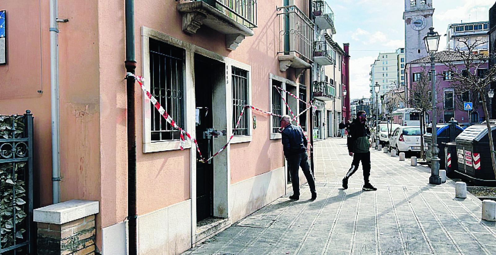 Bandiere a mezz&rsquo;asta per il giorno del dolore