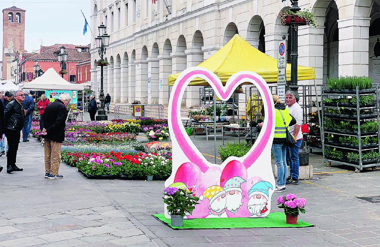 I fiori invadono il centro citt&agrave;