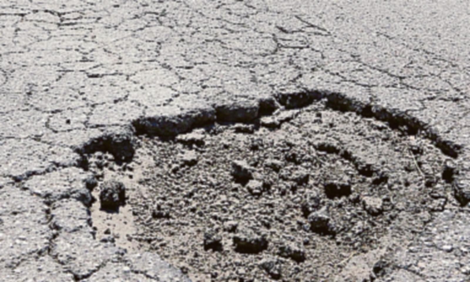 Anche le buche sulla strade diventano un caso politico