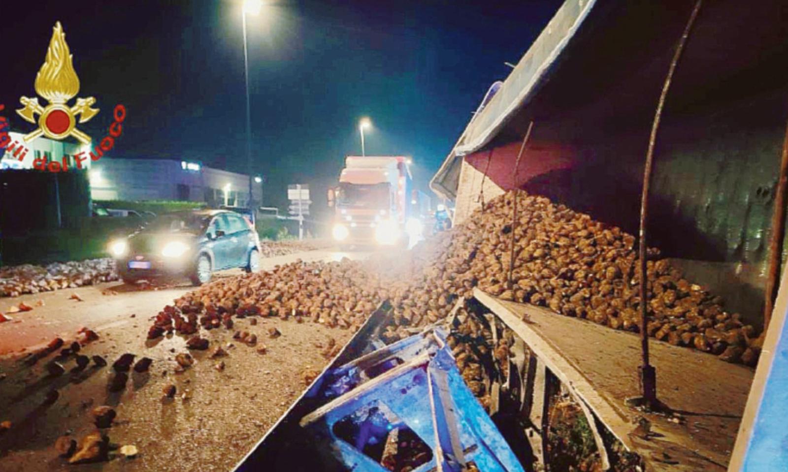 Tir si ribalta, pendolari intrappolati