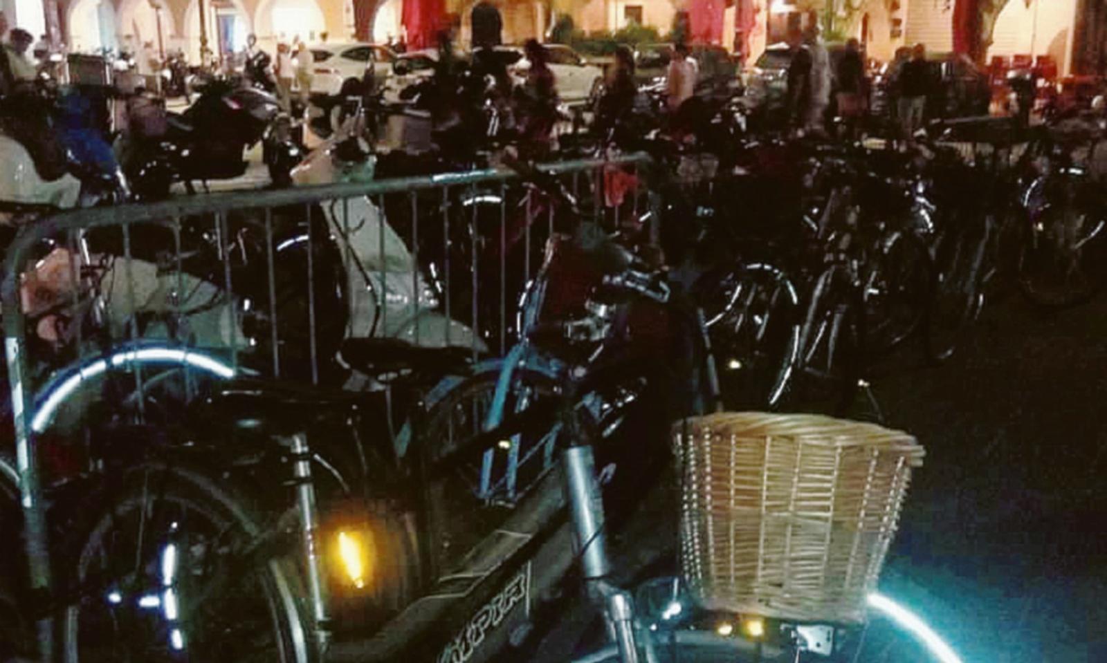 Moto e auto ignorano divieti