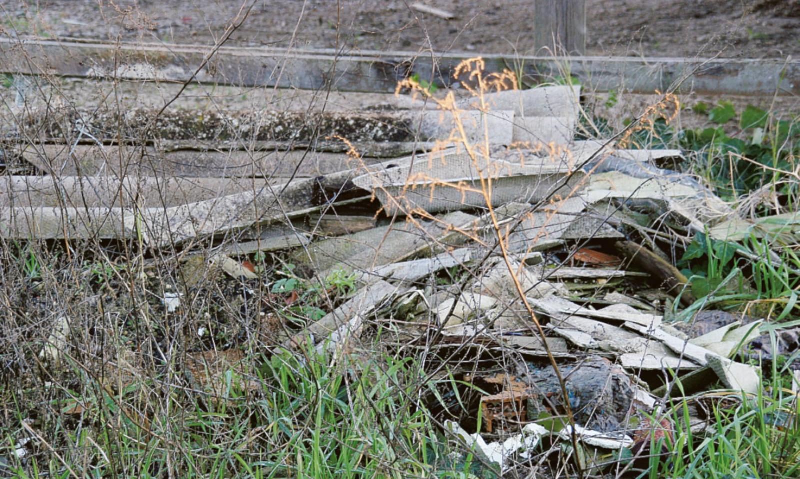 Crolli nell&rsquo;edificio, chiuso per eternit