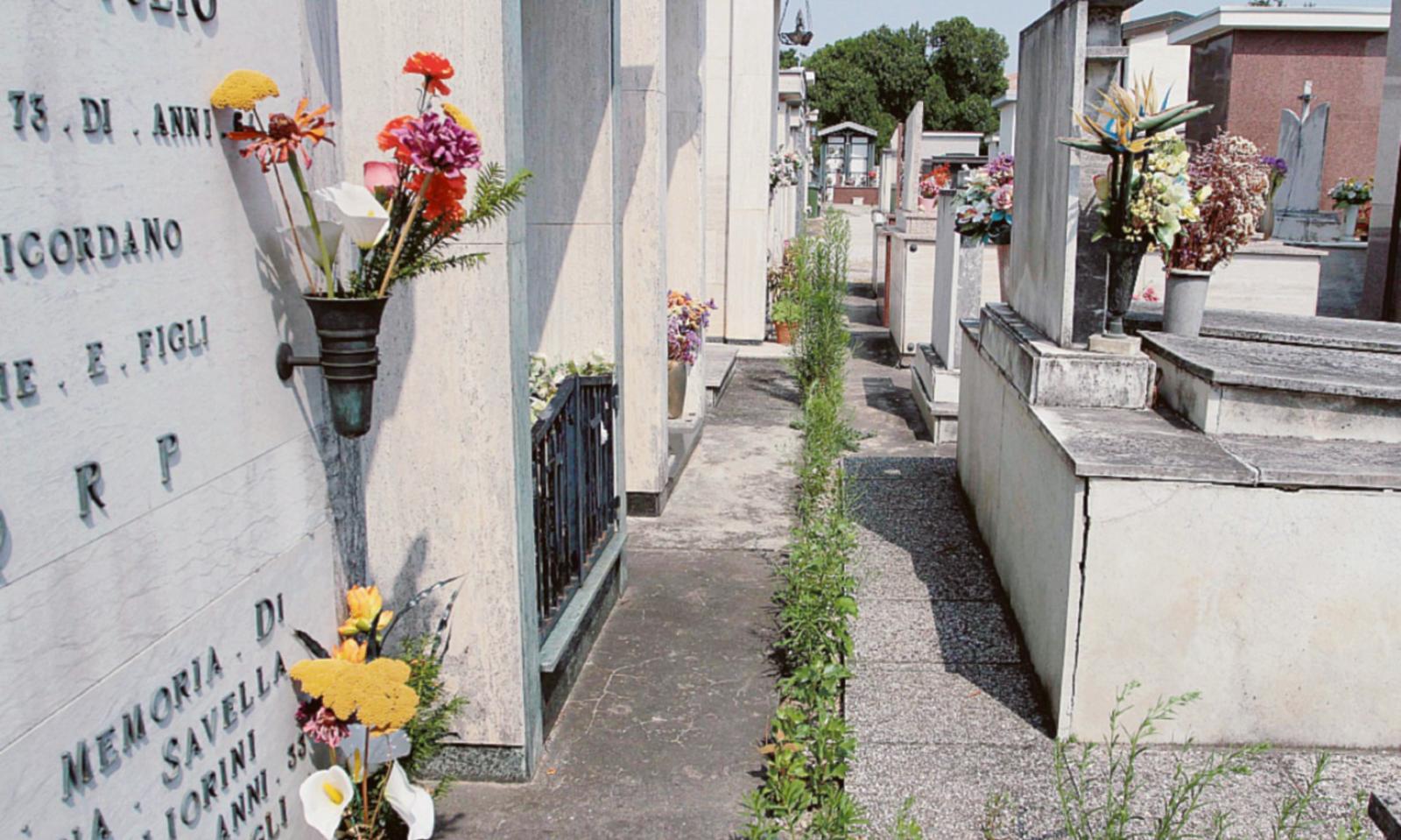 Vandali violano le tombe