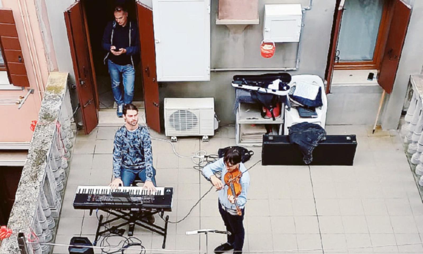 110 e lode, suona per i vicini