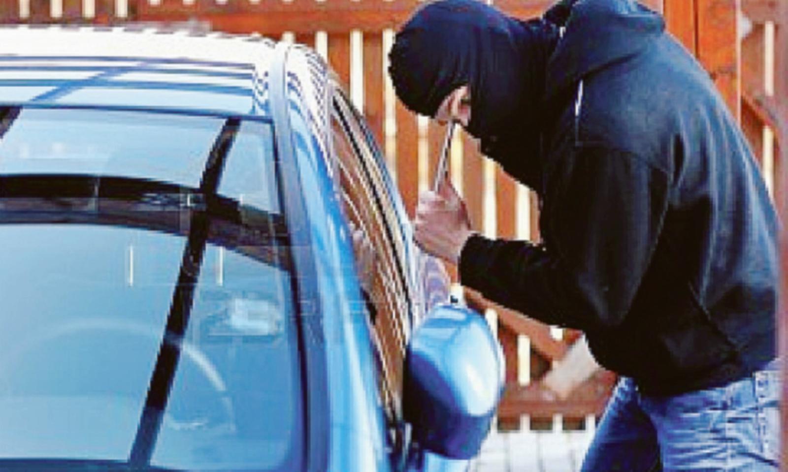 Spaccate alle auto rabbia e danni ingenti