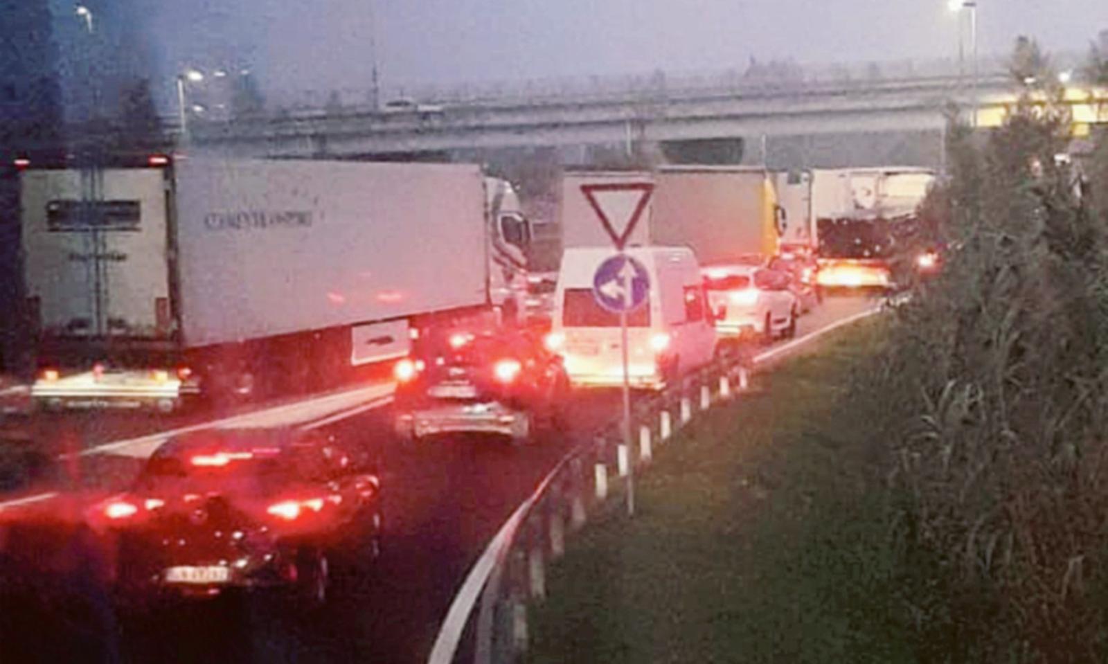 Tre ore in coda per l&rsquo;incendio al tir