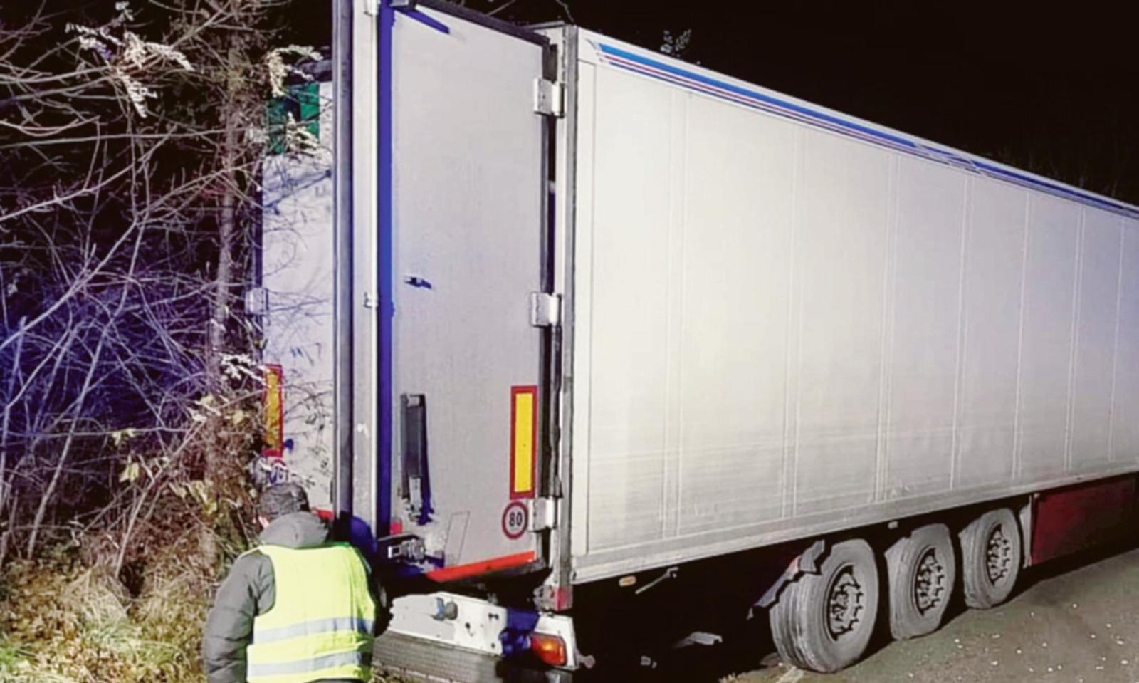 Tir s&rsquo;incastra, notte di passione