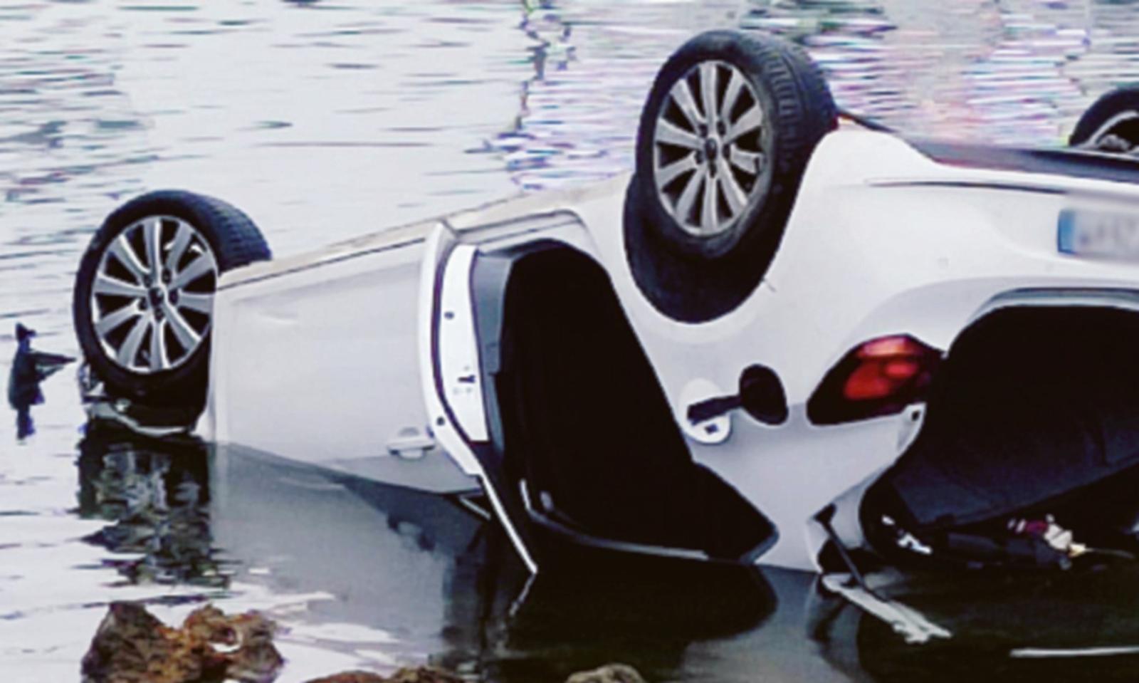 Nel canale con l&rsquo;auto, due feriti