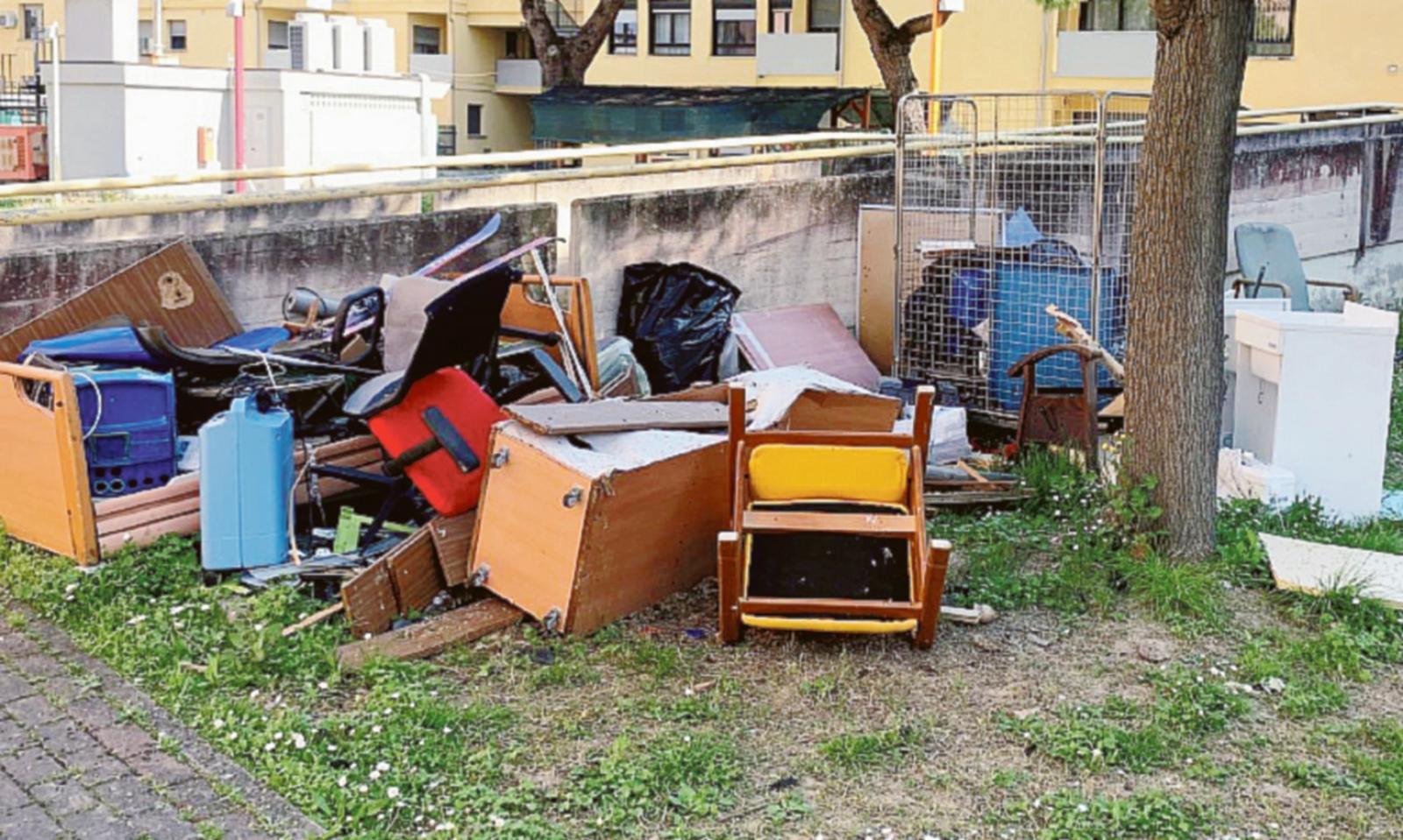 Il giardino della casa di riposo &egrave; una discarica