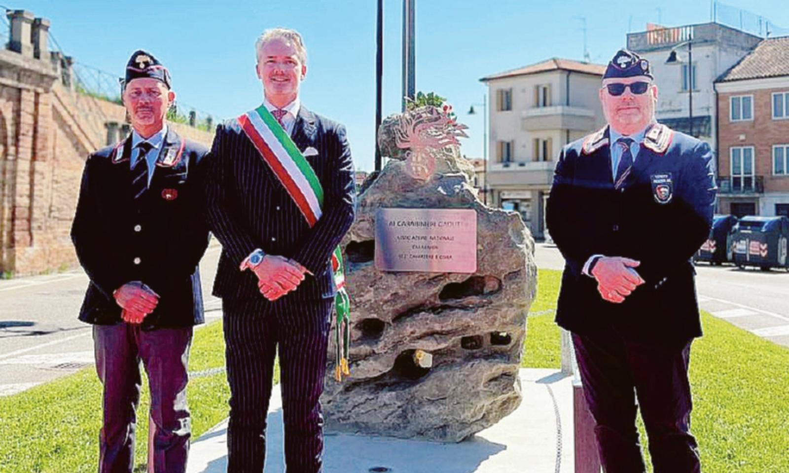 Omaggio di pietra ai carabinieri caduti