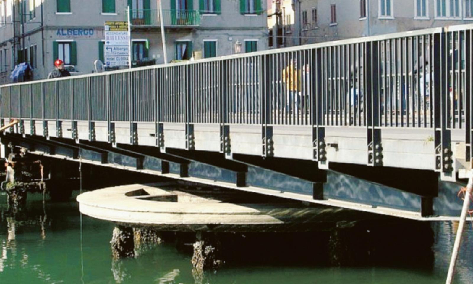 Il marciapiede del &ldquo;girevole&rdquo; &egrave; pericoloso