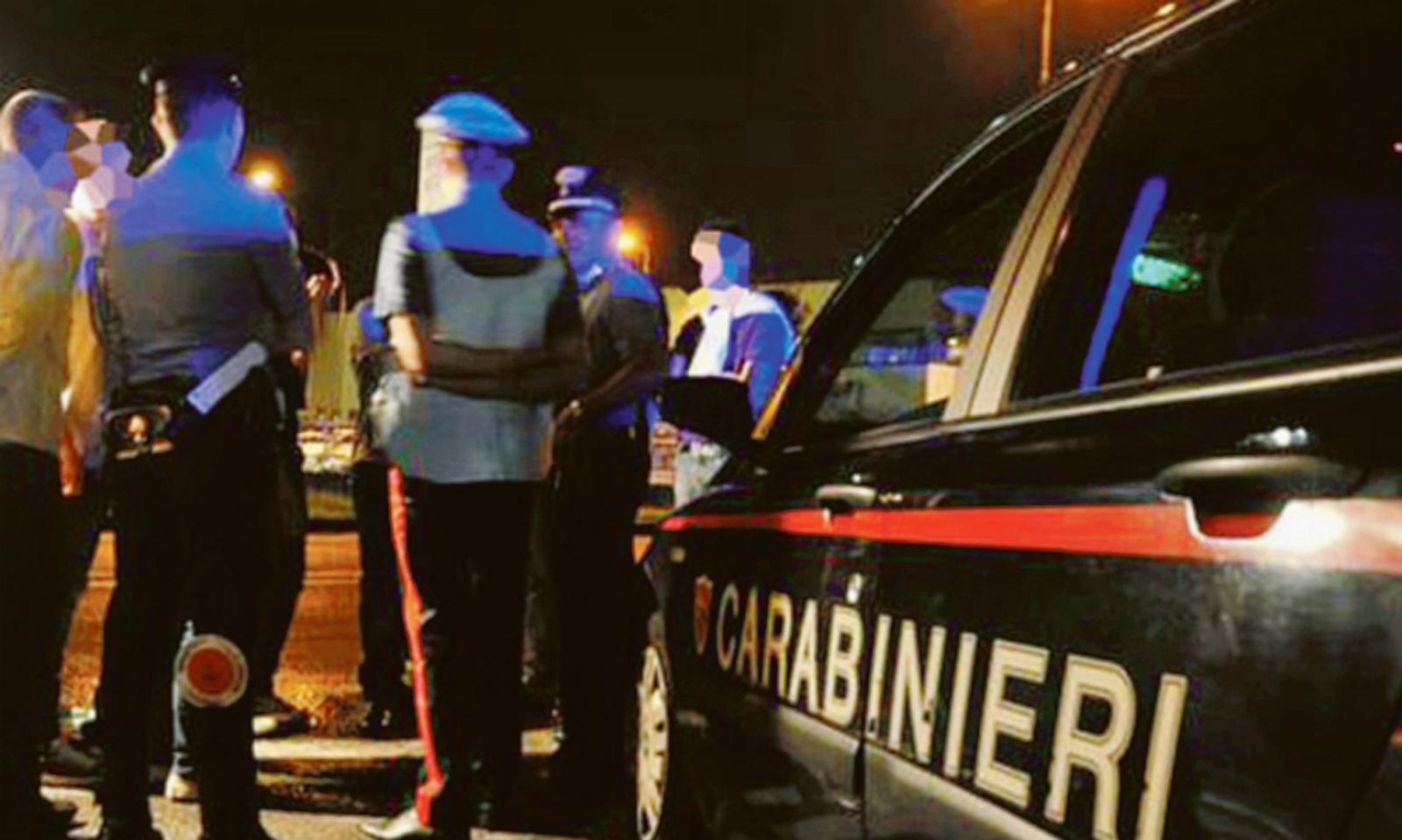 Ubriachi in centro si lanciano sedie